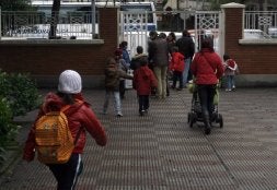 Varios niños y familiares, a la salida del colegio del Santo Ángel. / MERCHE DE LA FUENTE