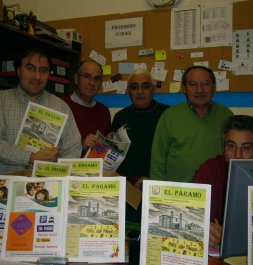 Varios miembros de la asociación muestran la revista. / EL NORTE