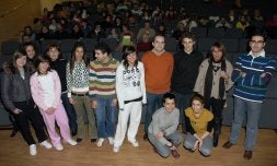 Los alumnos y profesores, junto al público asistente a la proyección. / AGAPITO OJOSNEGROS