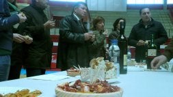 José Manuel Méndez, Ana Vázquez e Ismael Bosch, ayer en la feria del pulpo en Arroyo. / J. E. C.