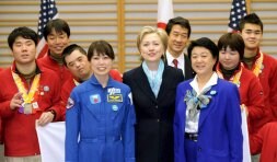 Clinton posa con las primeras astronautas japonesas y atletas paralímpicos./ EFE