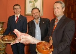 De izquierda a derecha, Javier de la Fuente, Rafael Miquel y Narciso Fernández. / ARGI