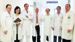 Los doctores Bengoechea, Pérez, Piqueras, Abascal, Pellicer, Rodríguez Mateos y Romero, de izquierda a derecha, son parte del equipo de Cirugía y posan delante de la Unidad  de Quemados del Hospital Río Hortega. / GABRIEL VILLAMIL