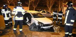 Bomberos y Policía Local, ante el coche siniestrado en la 'curva del Clínico' de Salamanca./ M. BARROSO