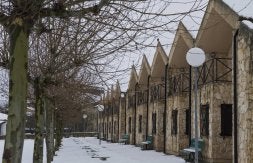 Una decena de adosados componen el complejo social de Sedano, que aparece con la nieve de los últimos días. / FOTOS DE FÉLIX ORDÓÑEZ