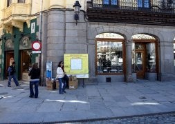 Fachada de las pastelerías Limón y Menta, en la Calle Real, y El Alcázar, en la Plaza Mayor. / R. BLANCO