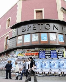 Fachada del Teatro Bretón, repleta de carteles. / M. BARROSO