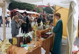 Varias mujeres, ante una caseta de productos cosméticos. / LUIS CALLEJA