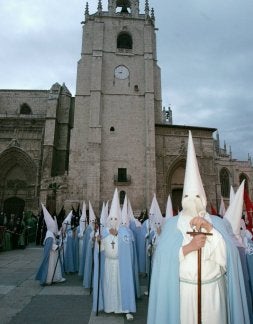 Hermanos de la cofadía de Jesús Crucificado, ante la catedral. / J. RUIZ