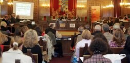 Asistentes a la jornada, en el salón de plenos de la Diputación, durante la intervención de Pedro Caballero, profesor de Geografía Humana de la UVA. / LUIS CALLEJA