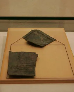 Fragmentos de bronce encontrados en El Picón. / LUIS CALLEJA