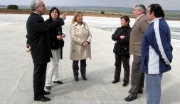 La subdelegada (centro), ayer, en el aparcamiento. / EL NORTE