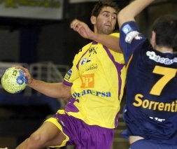 Óscar Perales se dispone a lanzar, en el partido de la primera vuelta. / MIGUEL Á. SANTOS