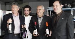 Los cocineros Jesús Ramiro Pastor, Jesús Ramiro Flores y Adolfo Muñoz, y el sumiller Juan Carlos Ibáñez./ STEPHANIE LEHMANN