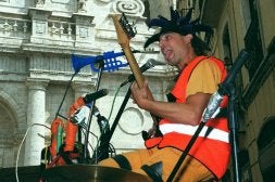 El Duende Eléctrico, en una actuación junto a la Catedral de Valladolid. / EL NORTE