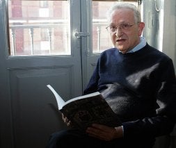 Jesús María Palomares, en la biblioteca del convento de los dominicos. / HENAR SASTRE