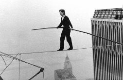 El funambulista francés camina sobre el abismo de las Torres Gemelas.