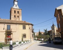 La torre mudéjar de la iglesia de San Juan Bautista se alza sobre la plaza del pueblo. / E. RUBIO