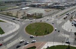 La rotonda colocada junto al recinto ferial se adornará con una escultura de 16 metros