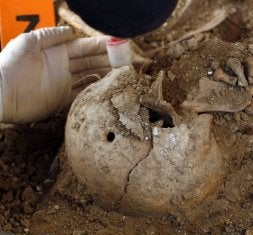 La exhumación se aplaza hasta el viernes tras recoger los restos de catorce cuerpos