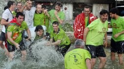 Los jugadores se bañan en la fuente de La Marina a su llegada a Zamora. / LUIS CALLEJA