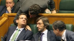Los populares Basagoiti, Oyarzábal, Barreda, Barrio y Semper, en sus escaños. / T. P.