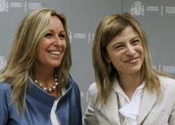 Trinidad Jiménez (Sanidad) y Bibiana Aído (Igualdad) anuncian la nueva medida. / CUEVAS-EFE