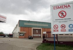 Instalaciones de la fábrica de Esmena, en la localidad de Grijota. / J. RUIZ