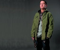 Después de un retiro de cuatro años y medio, Eminen vuelve con 'Relapse', un disco de veinte temas donde se refocila en la violencia, el sexo y la homofobia.