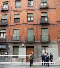 Bomberos y policías precintan el bloque del número 37. / R. OTAZO