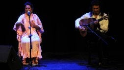 La cantaora sevillana Aurora Vargas, acompañada por el guitarrista Diego Amaya. /NATI HERNÁNDEZ