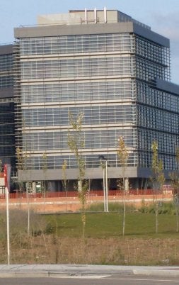 Edificio propiedad de la Consejería de Economía en Arroyo.