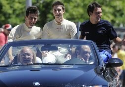 Edgar Fernández, Faccin y Toño Fernández, en coche descubierto.