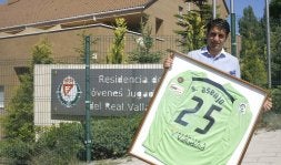 Óliver García posa con la camiseta del palentino Asenjo, el último en salir de la 'fábrica de talentos', junto a la Residencia de Jugadores. / RAMÓN GÓMEZ