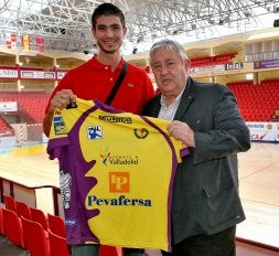 Eduardo Gurbindo, junto al presidente Dionisio Miguel, posa con la camiseta del club. / S. LEHMANN