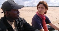 Un inmigrante, junto a la reportera Samanta Villar. / EL NORTE