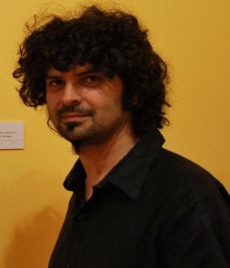 El autor de los cuadros de la muestra, Carlos Adeva. / ÍÑIGO SALINAS