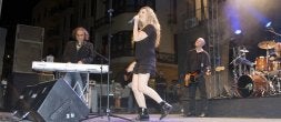 María Monsonis, la cantante de Cómplices, se mueve por el escenario durante la actuación de anoche. / LUIS CALLEJA