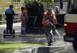 Un operario limpia el lugar donde se produjo el tiroteo, en la plaza de San Francisco de León. / C. H.