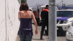 La madre del pequeño se dirige a la furgoneta de la Ertzaintza para prestar declaración en las dependencias policiales./ L. CALABOR