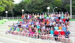 Los alumnos que han acudido al campamento de La Manga posan en la grada de una instalación deportiva./ EL NORTE