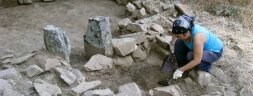 Una arqueóloga trabaja en la excavación del castro de Santa Eulalia de Tábara. / EL NORTE