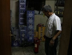 El fuego comenzó en el almacén y generó una gran humareda./ G. V.