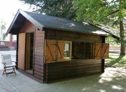 Biblioteca de verano ubicada en La Huerta de Guadián./ J. RUIZ