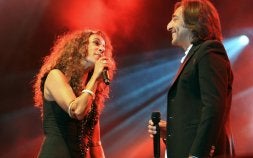 Rosario Flores y Antonio Carmona interpretan a dúo una canción en el concierto del sábado en el Real Sitio. /ANTONIO TANARRO