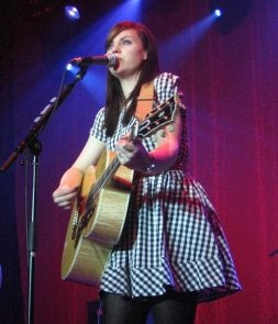 La cantautora Amy Macdonald, durante una actuación. / EL NORTE