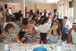 Participantes en la cata prueban vinos y anotan sus impresiones./ M. J. C.