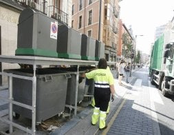 Operarios esperan la llegada del camión para descargar./ G.V.