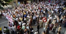 Cerca de mil personas se concentraron ayer en las calles de Salamanca como señal de protesta. / M. BARROSO