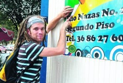 Pablo Zulaica coloca una de sus ya famosas tildes en la calle. / CAMILA JURADO